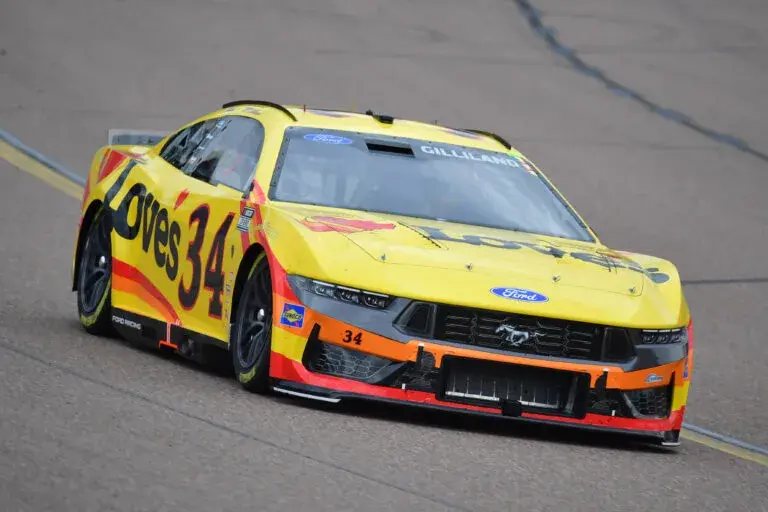Front Row Motorsports a făcut istorie la Phoenix: toate cele trei mașini în top 15
