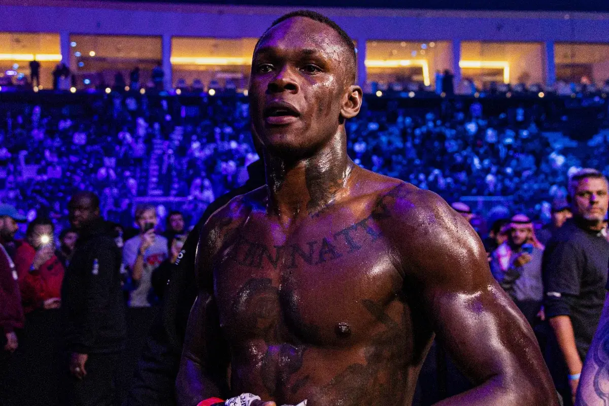 Israel Adesanya pregătește o revenire de grad zero în Arabia Saudită!
